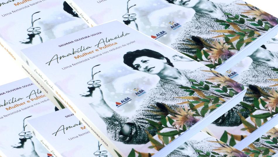 Amabília Almeida é homenageada em noite de lançamento da sua biografia